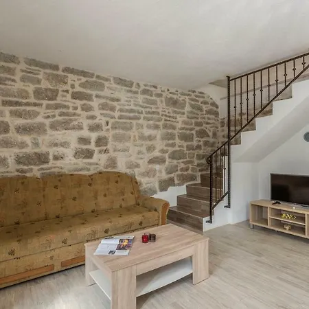 Ferienhaus Alejna 度假居 *